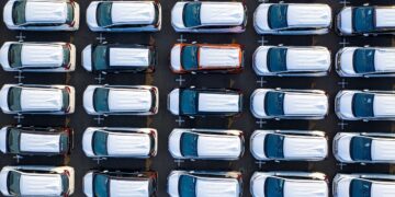 General Motors to invest in electric vehicle plants