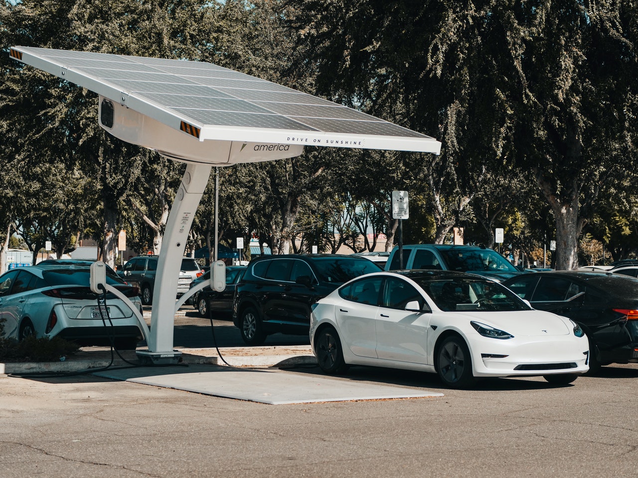 Automakers have so far been skeptical about the feasibility of using onboard solar panels to generate electricity in mass-produced electric vehicles.