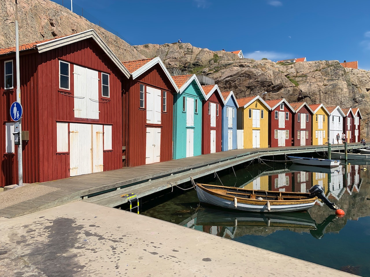 Two-story residential buildings with an area of ​​150 square meters, built in Örebro, Sweden from inexpensive prefabricated modules, are almost completely capable of providing themselves with electricity from solar panels, Yanko Design reported.