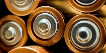 American scientists have created a new type of battery from cheap public cells, Nature reported. Modern batteries are made from rare materials like lithium.