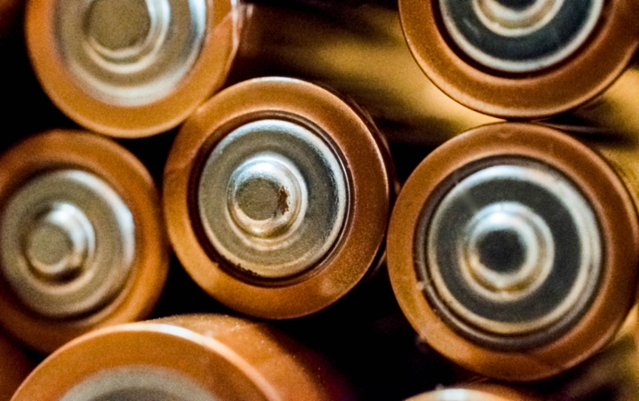 American scientists have created a new type of battery from cheap public cells, Nature reported. Modern batteries are made from rare materials like lithium.