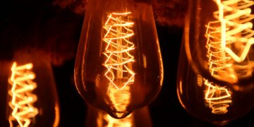 The UK government has begun consultations with major companies in critical industries to determine a support scheme, the UK government press office said. These energy-intensive industries include steel, paper, glass, ceramics, and cement. The Cabinet has prepared targeted proposals, including a significant discount on factory electricity bills.