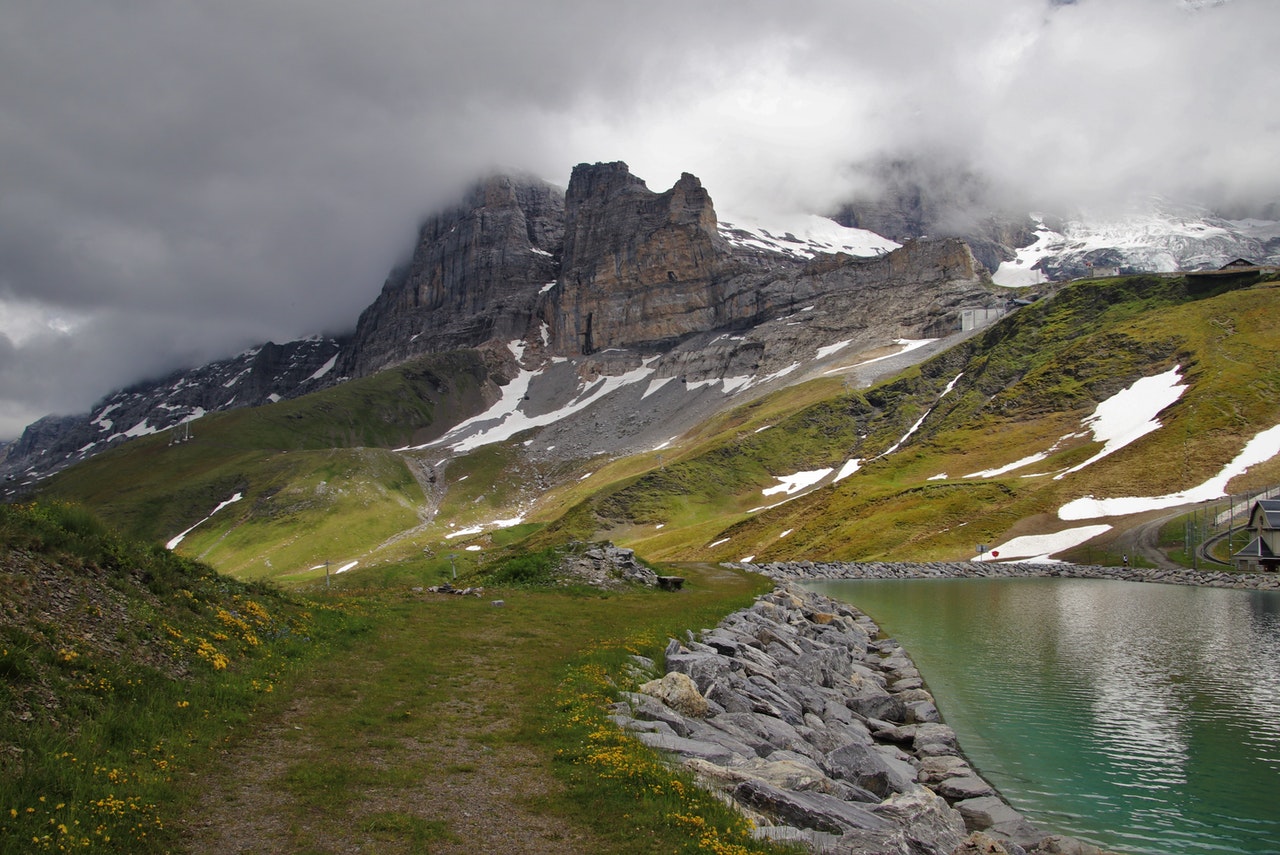 The Swiss Nant de Drance storage hydropower plant, which has just begun, is a closed system that provides the same energy storage capacity as 400,000 electric vehicle batteries.