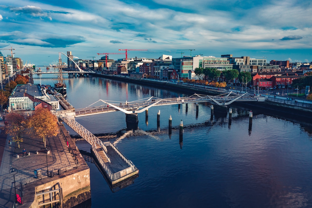 Ireland has begun construction of the giant Shannonbridge B battery, which will keep the entire country's electricity supply in the event of a power outage, local media reported.